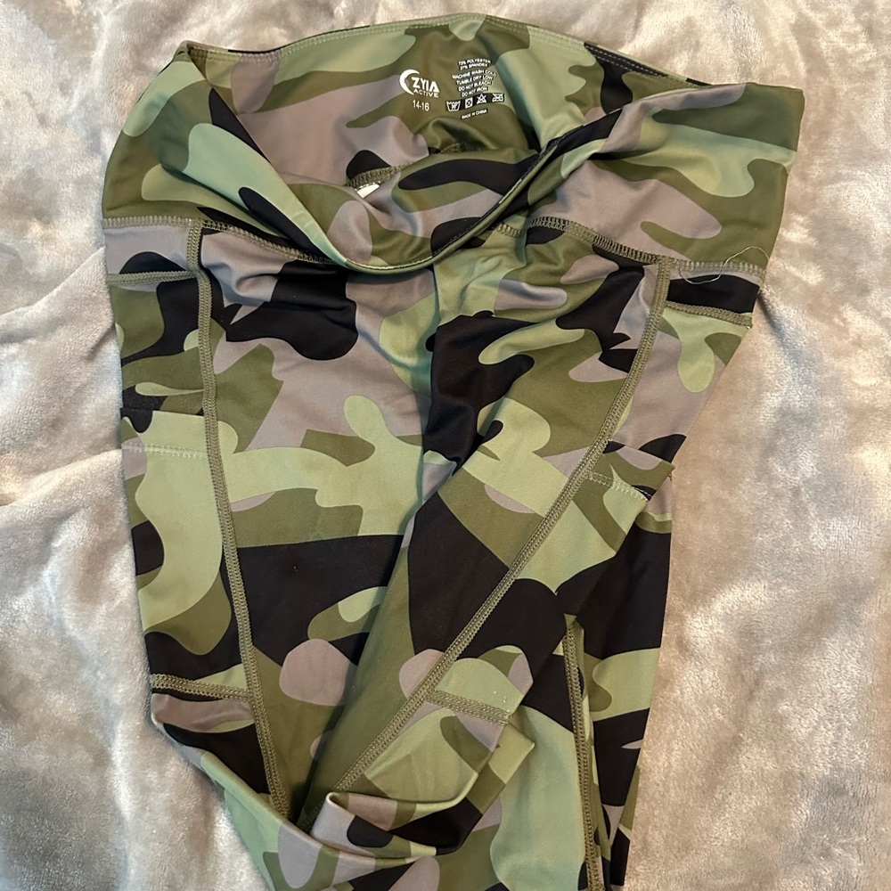 Zyia xl camo capri leggings
